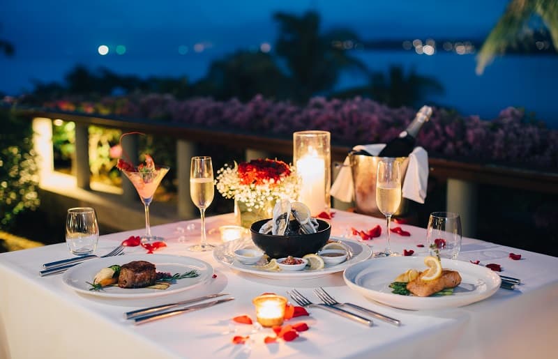 mesa posta para jantar romantica
