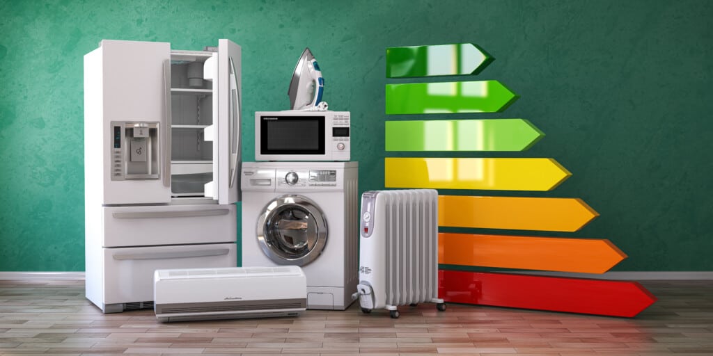 uma ilustração em que estão alguns eletrodomésticos ao lado de faixas coloridas que indicam o consumo de energia