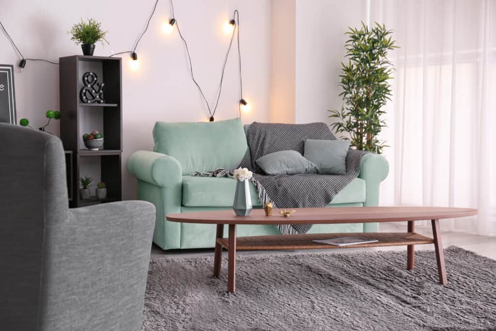 Interior elegante sala de estar com confortável sofá e mesa, no chão um tapete de pelos longos bem macio
