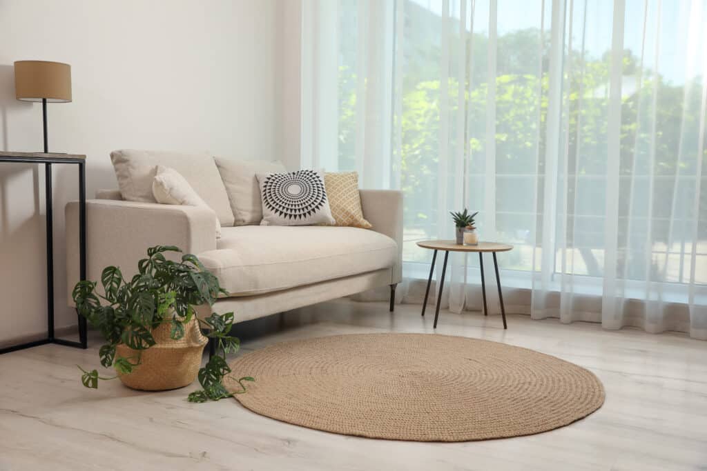 Interior da sala de estar com sofá confortável e elegante tapete redondo