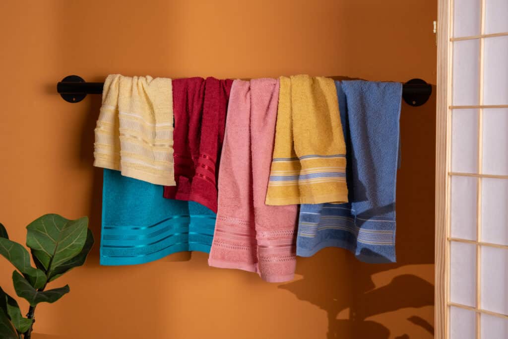 um varal de toalhas com as cores de verão bem vibrante e alto astral