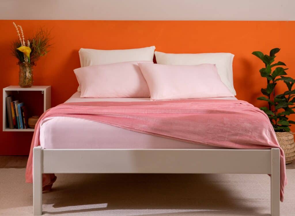 estilo rústico de quarto com cama simples perfeito para a decoração tropical de verão