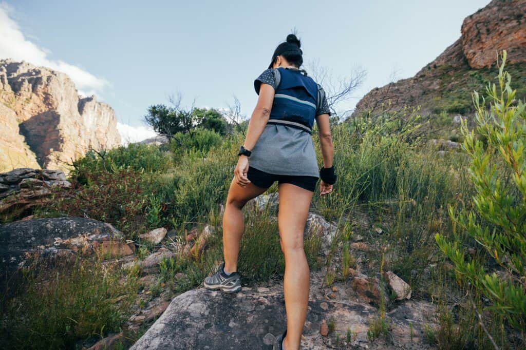 uma mulher fazendo trilha em uma montanha que ganhou de presente de dia das mães