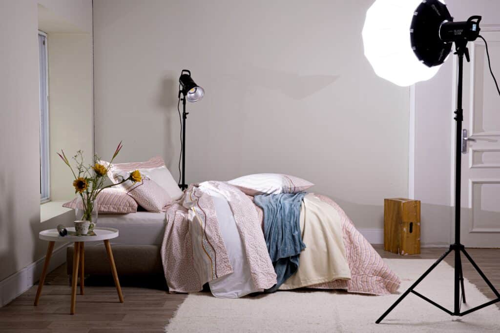 cama posta cheia de lençóis, edredons e travesseiros, volumosa, é perfeita para criar um ambiente mais aconchegante!