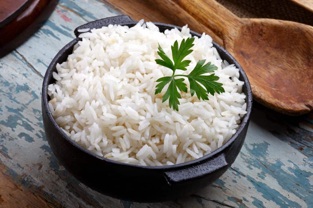 arroz em uma panela de ferro